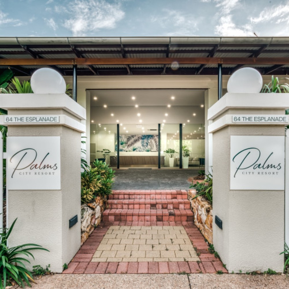 The entrance to Palms City Resort
